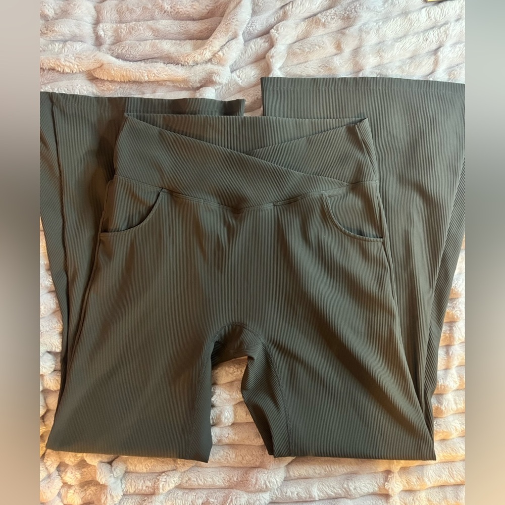 ❣️Cute & Comfy Stretchy Flare Pants | XL | EUC | Effortless Summer Wear ☀️ - Picture 4 of 7